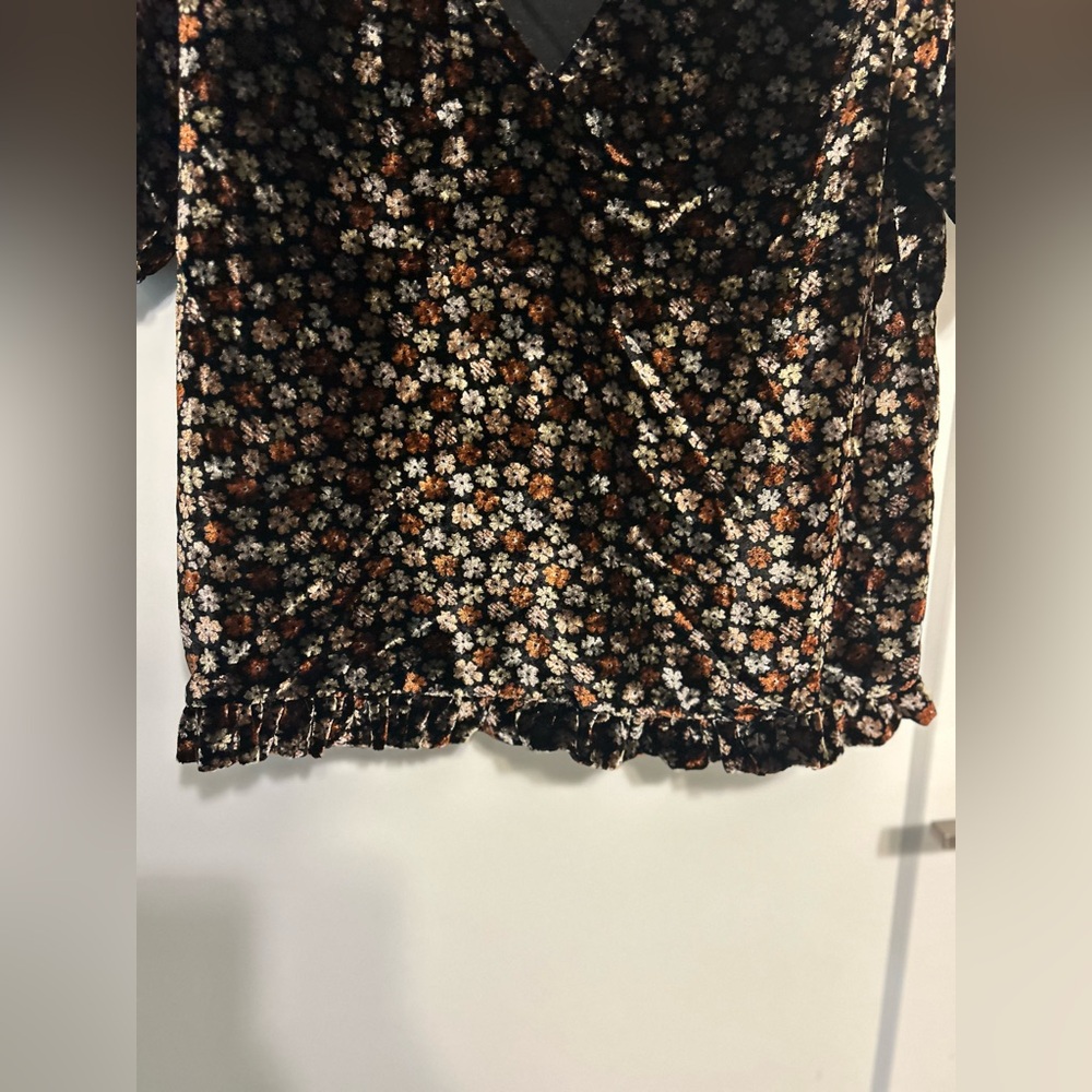 Like New Madewell Velvet Tulip-Sleeve Ruffle Top in Petite Bloom - Picture 4 of 12